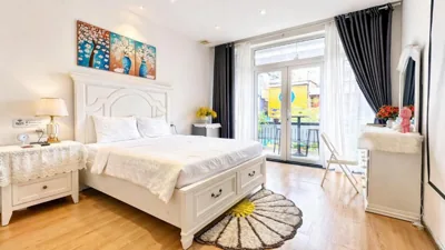 Deluxe tweepersoonskamer met balkon — Movida Stay - Bui Vien Walking Street, District 1